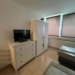 Workers-sleep-station